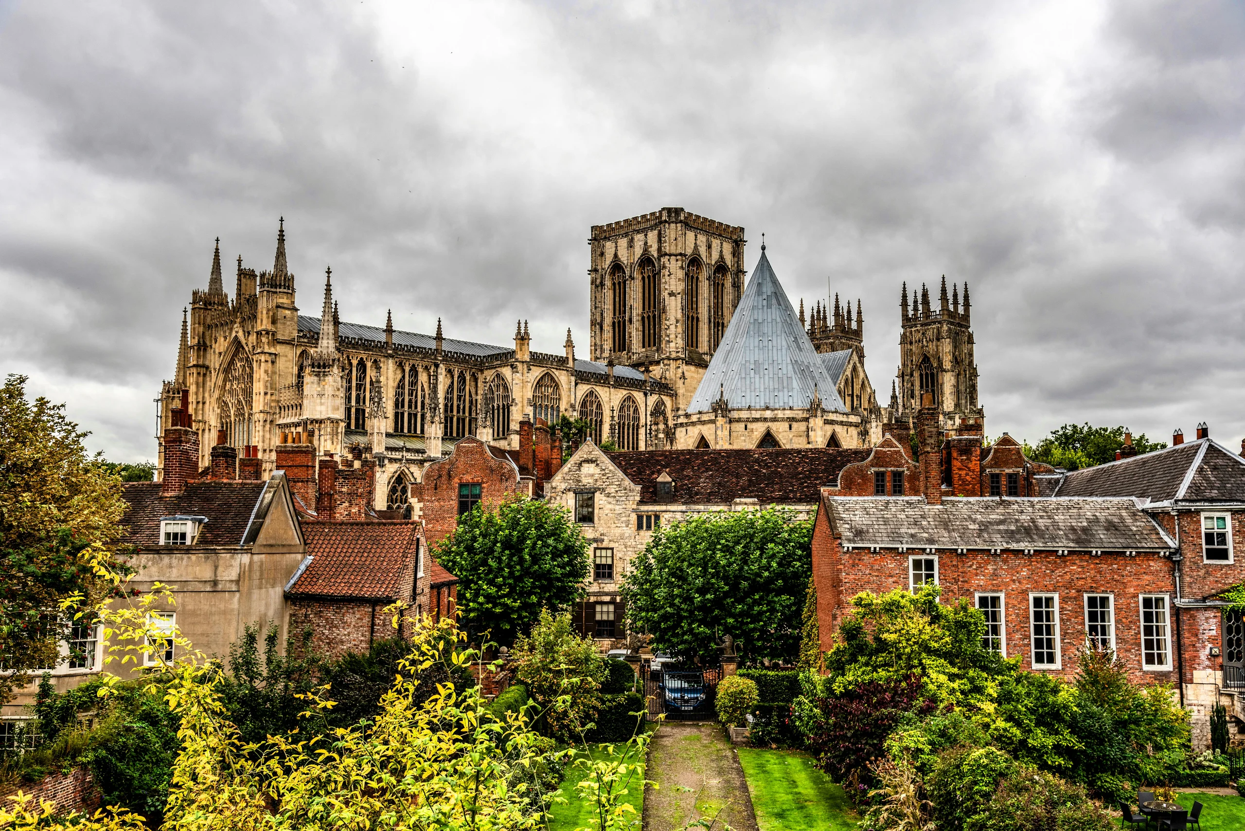 La majestuosa York Minster asomandose entre los tejados de la ciudad medieval de York, Inglaterra