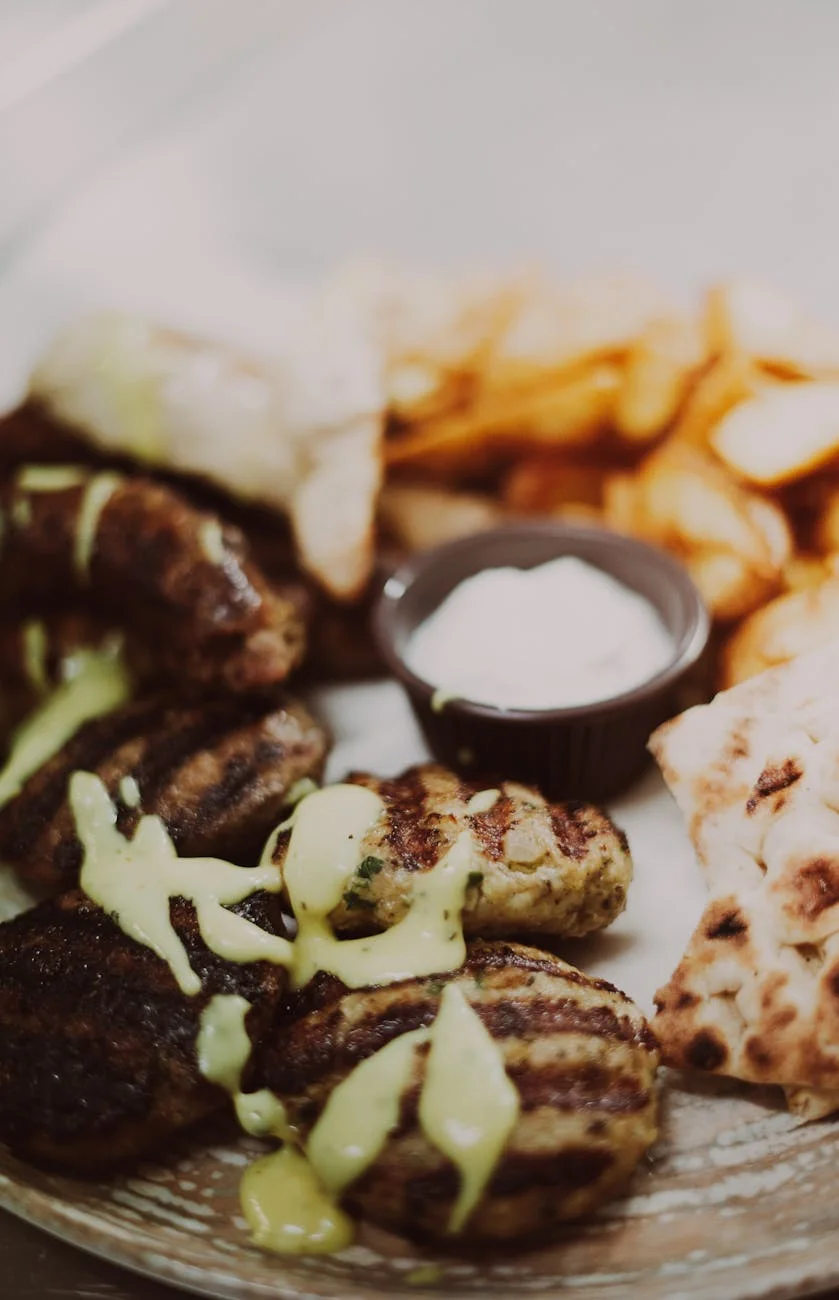 Souvlaki griego tradicional con pita, tzatziki y verduras frescas servido en plato rústico