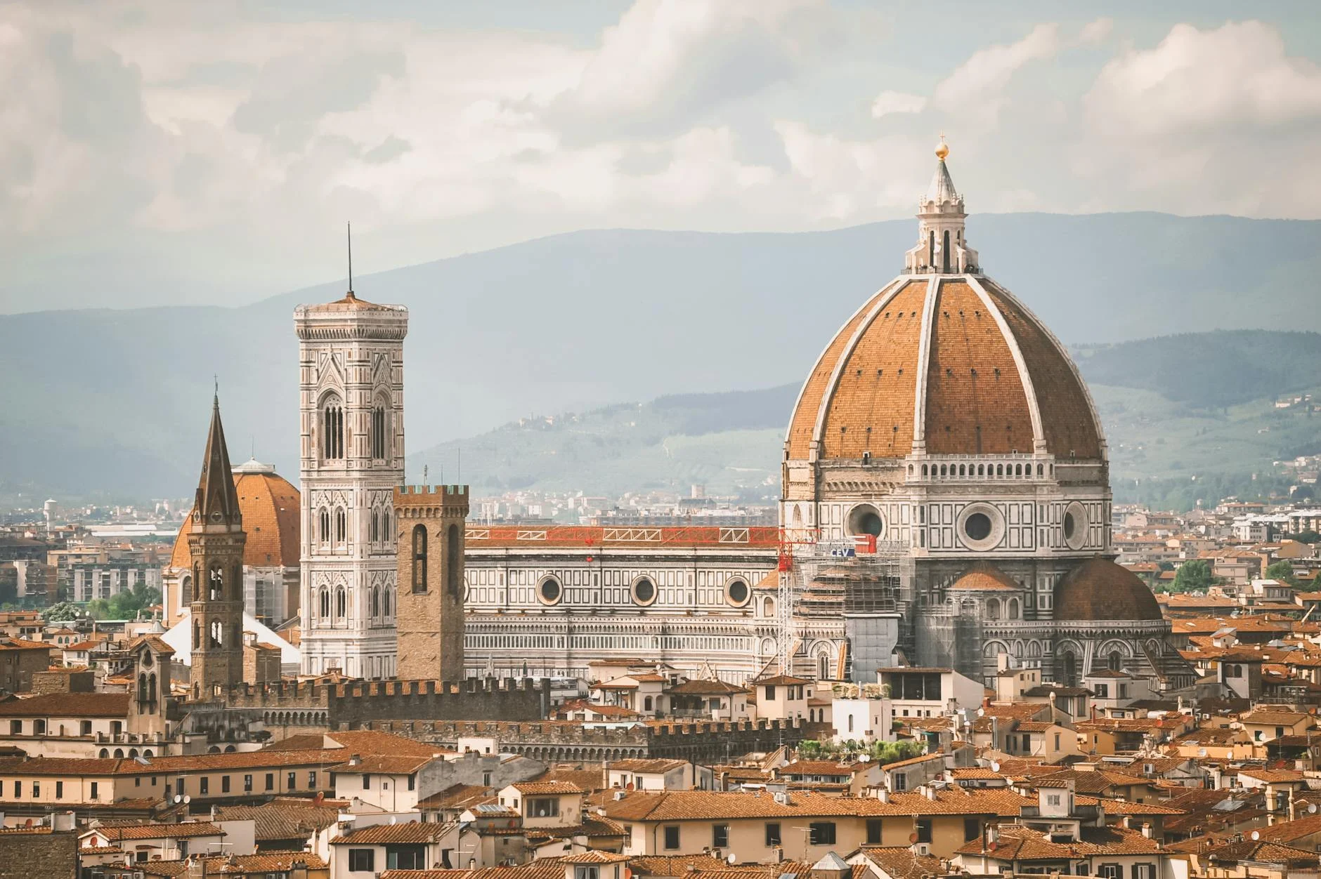 Vista panoramica de la Catedral de Florencia y su cupula al amanecer con la ciudad de fondo
