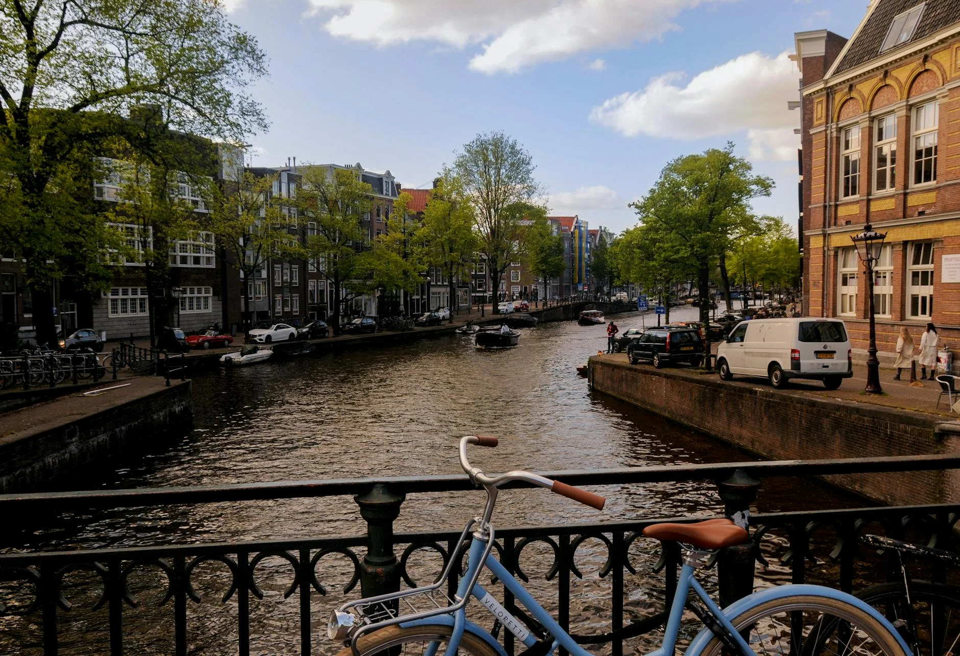 Amsterdam con Niños: NEMO, Canales y Aventura en Bici — amsterdam